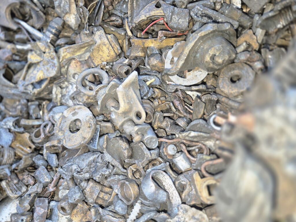 Mixed non-ferrous metal pieces in bulk